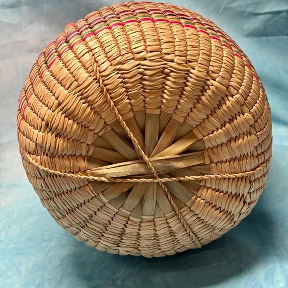 Vtg Woven Rattan/Straw Colorful Snake Charmer Basket Lid Handles Native American - Picture 4 of 7